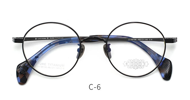 نظارات ذات إطار صغير