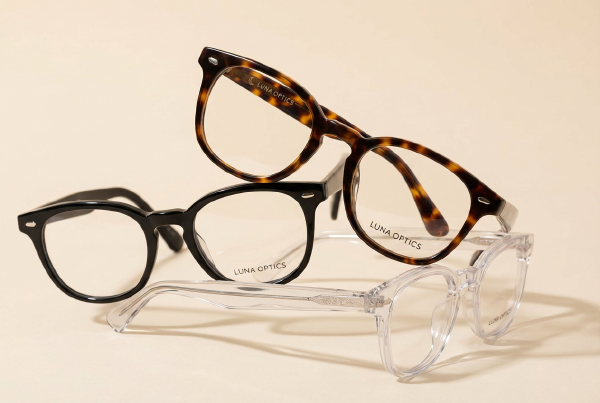 أين تضع شعارك على إطارات النظارات؟