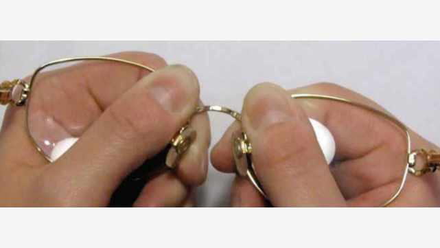 كيفية ضبط الإطار المعدني للنظارة-3