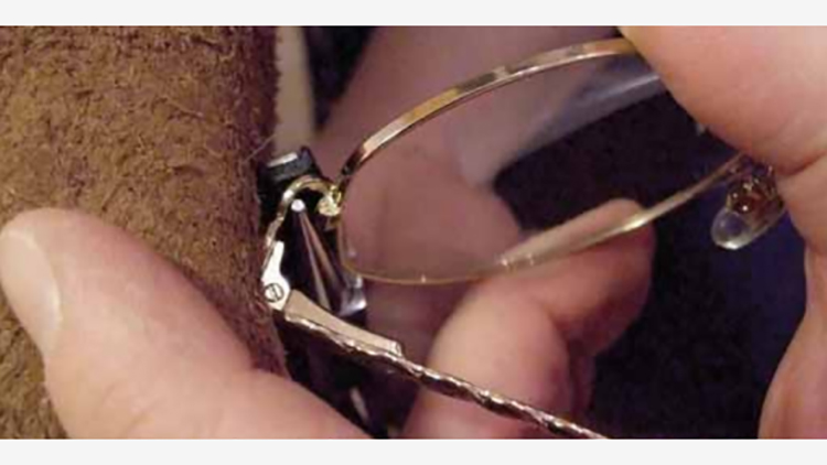 كيفية ضبط الإطار المعدني للنظارة-4