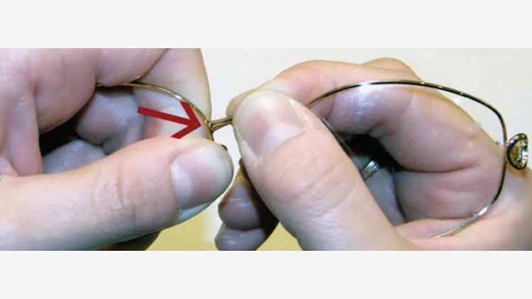 كيفية ضبط الإطار المعدني للنظارة-2